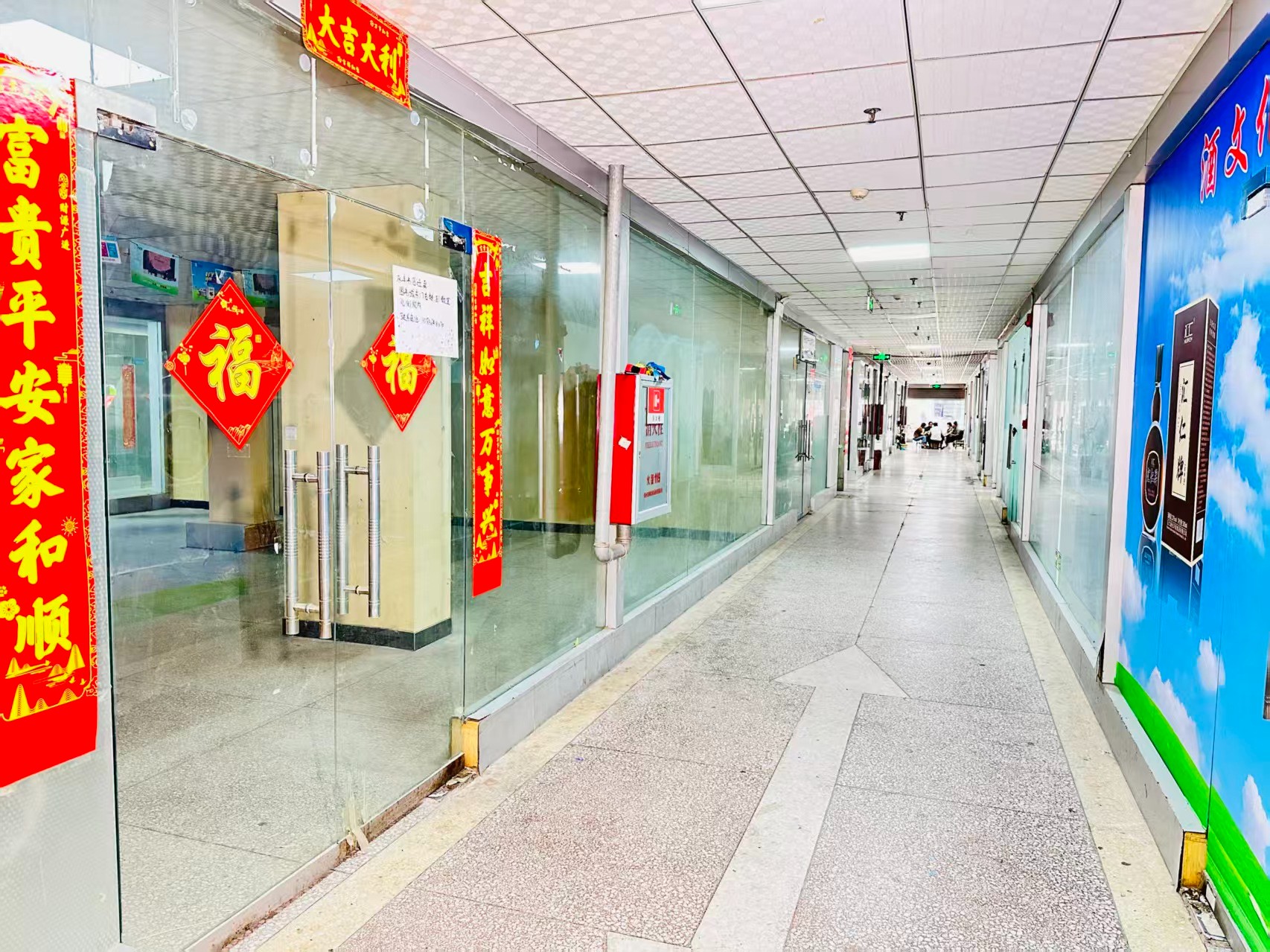 魏家街园区位于洛阳市老城区春都路商贸核心区域，周边商业氛围成熟，交通便利，配套完善。依托传统副食品商贸资源，园区具备良好的经营基础和人气优势，是企业办公、商品展示、批发零售及创业发展的理想选择。